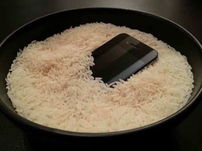 चावल के डिब्बे में चावलों के बीच दबा कर रख दें