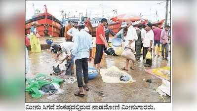 ಮಾನ್ಸೂನ್‌ ಅಬ್ಬರಕ್ಕೆ ನಾಡದೋಣಿ  ಮೀನುಗಾರರು ಕಂಗಾಲು