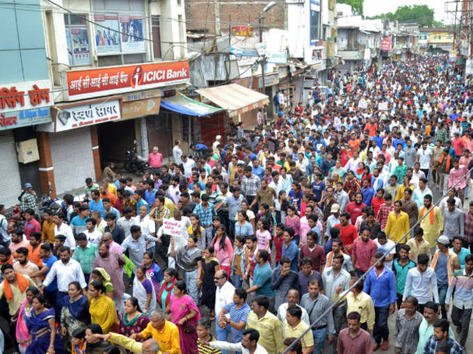 घटना के खिलाफ प्रदर्शन को सड़कों पर लोग