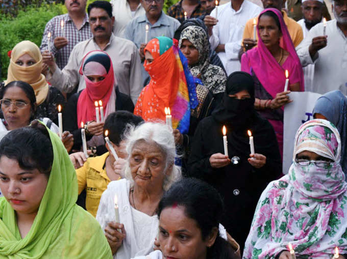 प्रदर्शन करतीं महिलाएं