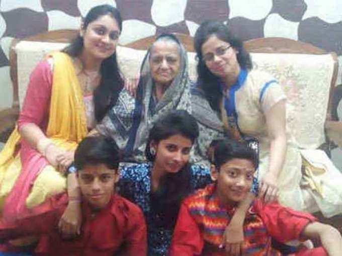 मृतक नारायण देवी परिवार के बच्चों के साथ