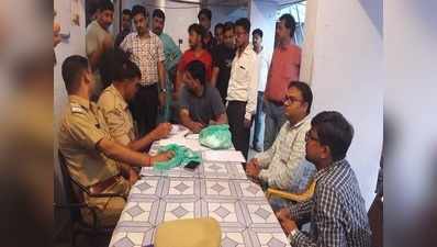 कानपुर: स्वास्थ्य विभाग की टीम बताकर ले रहे थे बच्चों का ब्लड सैंपल, पिटने से बचे