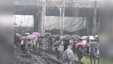 मुंबई: भारी बारिश से हादसा, अंधेरी में रेलवे ब्रिज का एक हिस्सा गिरा, वेस्टर्न लाइन पर लोकल बंद
