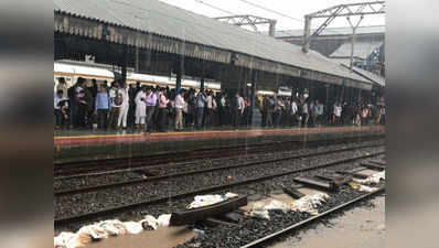 मुंबई: भारी बारिश से जलभराव, लोकल प्रभावित, हाई टाइड का अलर्ट