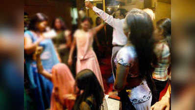 महाराष्‍ट्र: शिक्षकों का गांव बना डांस बार, विरोध में सड़क पर उतरे लोग