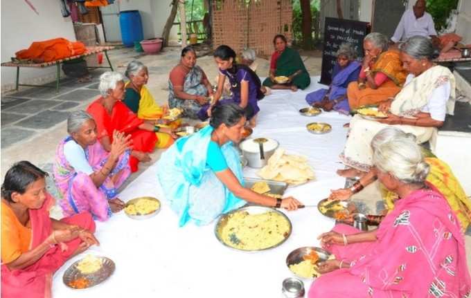 ಭಾರತಿ ಅವರ ನಿವಾಸದಲ್ಲಿ ನಿರ್ಗತಿಕರಿಗೆ ಅನ್ನದಾಸೋಹ