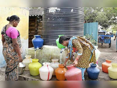 पावसाळ्यात  नागरिकांची पाण्यासाठी धावाधाव