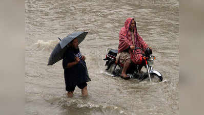 लाहौर में रेकॉर्ड तोड़ बारिश से सड़क पर 20 फीट का गड्ढा, 8 मरे