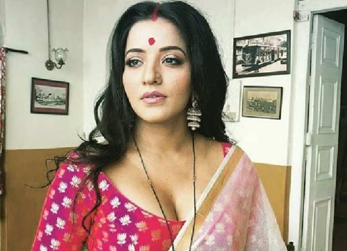 HOT:ঝুমা বৌদি শাড়িতেই কাঁপান, আর অন্য পোশাকে ? ঠাকুরপোরা সাবধান!