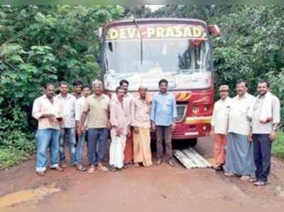 ಹೊಂಡಗಳ ನಡುವೆ ಕಾಲು ಸಂಕ ನಿರ್ಮಿಸಿ ಪ್ರತಿಭಟನೆ