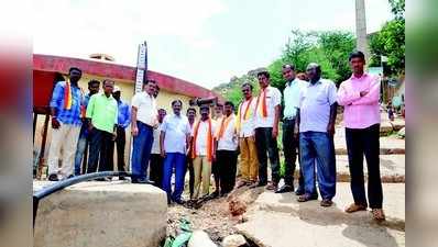 ಟ್ಯಾಂಕಿನಿಂದ ನೀರು ಪೋಲು ಪ್ರತಿಭಟಿಸಿ ಧರಣಿ