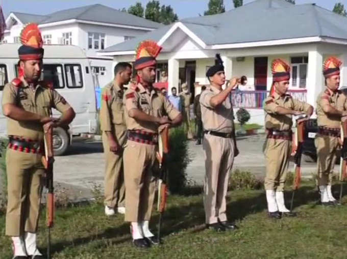 शहीद डार को अंतिम सलामी देते पुलिसकर्मी.