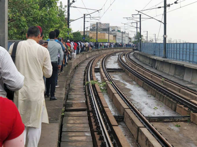 चलती मेट्रो पर गिरी आंधी में रेलिंग