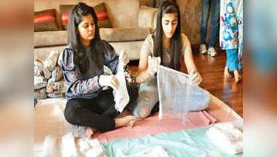 चंडीगढ़ः स्लम में महिलाओं को 2 रुपये का सेनिटरी नैपकिन बनाना सिखा रहीं दो सहेलियां