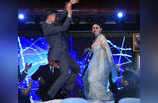 देखिए, मौनी रॉय और अक्षय कुमार ने स्टेज पर कैसा किया धमाकेदार डांस