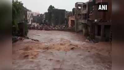 विडियो: भारी बारिश से गुजरात में बाढ़ जैसे हालात, तापी में सड़कें बन गईं नदी