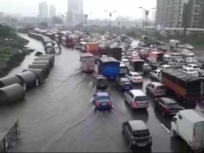 मुंबई: बारिश के बाद लगा ट्रैफिक