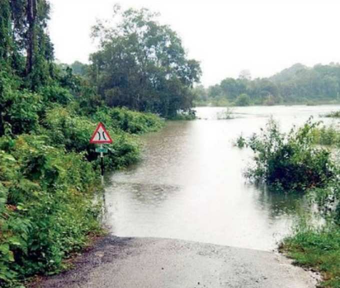 ನಾಪೋಕ್ಲು ರಸ್ತೆ ಜಲಾವೃತ