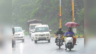 Mumbai Rains: पावसाने वाहतूक मंदावली; लोकल अर्धा तास उशिराने