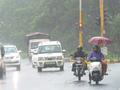 Mumbai Rains: पावसाने वाहतूक मंदावली; लोकल अर्धा तास उशिराने