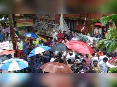 കിടപ്പാടം ജപ്തിയ്ക്കെതിരെ ഇടപ്പള്ളിയിൽ നാട്ടുകാരുടെ പ്രതിഷേധം