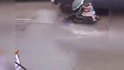 मुंबई बारिश: गड्ढे में फंसकर बाइक से गिरी महिला, बस से कुचली