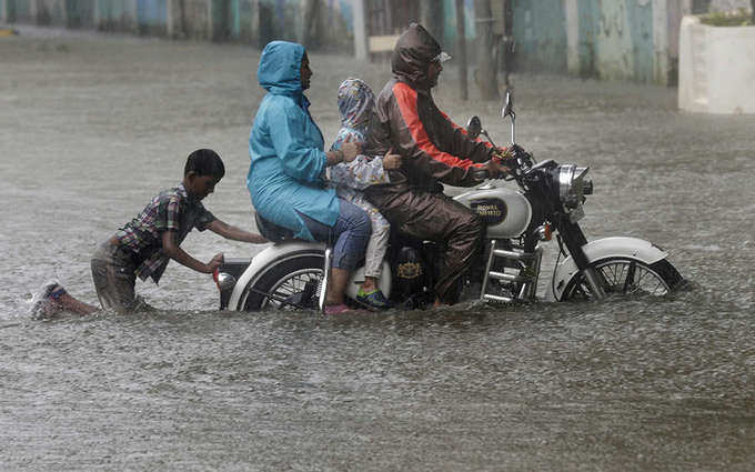 கனமழையால் வெள்ளநீரில் தத்தளிக்கும் மும்பை