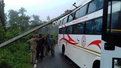 ಕೊಡಗಿನಲ್ಲಿ ಮುಂದುವರಿದ ಮಳೆ ಆರ್ಭಟ; KSRTC ಬಸ್ ಮೇಲೆ ಉರುಳಿ ಬಿದ್ದ ವಿದ್ಯುತ್ ಕಂಬ