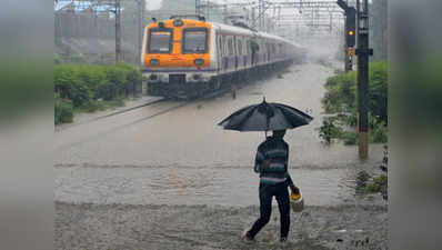 मुंबई: बारिश से रुकी रेलवे की रफ्तार, ट्रेनें रद्द, कइयों के रूट डायवर्ट