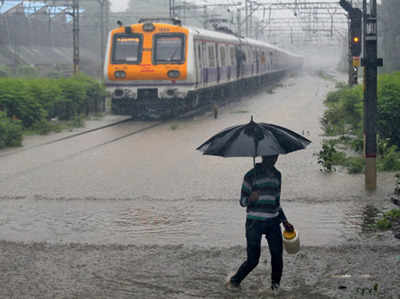 मुंबई: बारिश से रुकी रेलवे की रफ्तार, ट्रेनें रद्द, कइयों के रूट डायवर्ट