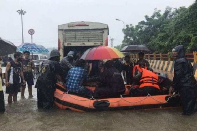 ముంబై రెయిన్ ఎఫెక్ట్.. ఎక్కడ చూసినా నీళ్లే