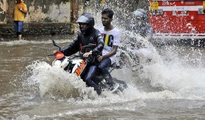 ముంబై రెయిన్ ఎఫెక్ట్.. ఎక్కడ చూసినా నీళ్లే