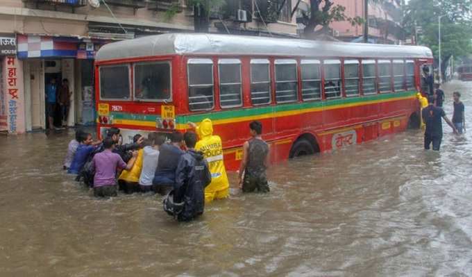 ముంబై రెయిన్ ఎఫెక్ట్.. ఎక్కడ చూసినా నీళ్లే