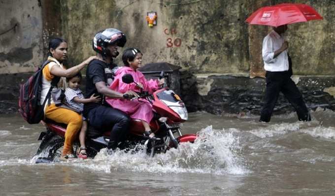 ముంబై రెయిన్ ఎఫెక్ట్.. ఎక్కడ చూసినా నీళ్లే