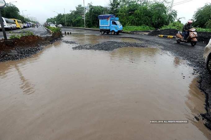 ముంబై రెయిన్ ఎఫెక్ట్.. ఎక్కడ చూసినా నీళ్లే