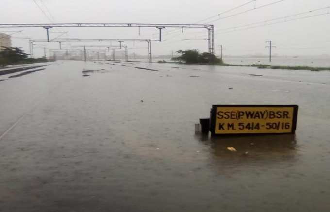 ముంబై రెయిన్ ఎఫెక్ట్.. ఎక్కడ చూసినా నీళ్లే