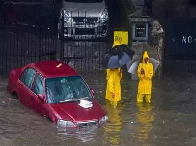 मुंबई में भारी बारिश के चलते लाइफलाइन लोकल ठप, अभी और बारिश की संभावना