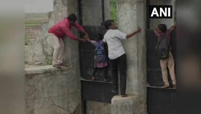 गुजरात: जान जोखिम में डालकर इस तरह नाला पार करते हैं स्कूली बच्चे