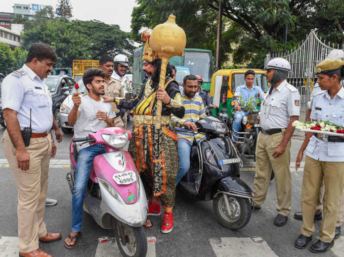 लोगों को दिया गुलाब