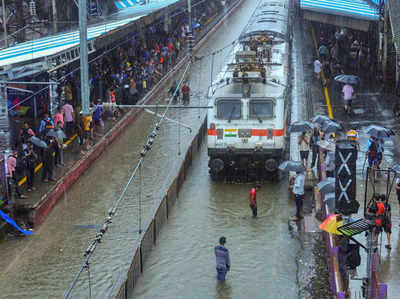 मुंबई: बारिश से प्रभावित एक दर्जन से अधिक ट्रेनें, जानें, क्या है स्थिति...