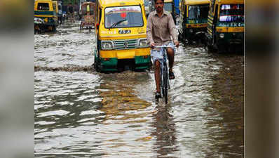 इलाहाबाद: झमाझम बार‍िश के बाद पानी से लबालब हुआ शहर