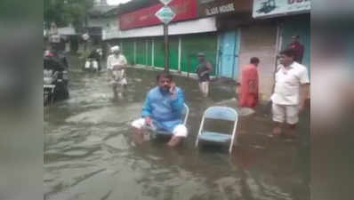 मध्य प्रदेश: बारिश से हुआ जलभराव तो बीच गली कुर्सी डालकर बैठ गए मेयर