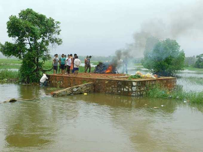 ನದಿ ದಾಟಿ ಅಂತ್ಯ ಸಂಸ್ಕಾರ ಮಾಡಿದ ಗ್ರಾಮಸ್ಥರು