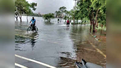 बेहाल मुंबई: दो दिन बाद भी वसई-विरार की सड़कों पर भरा है पानी