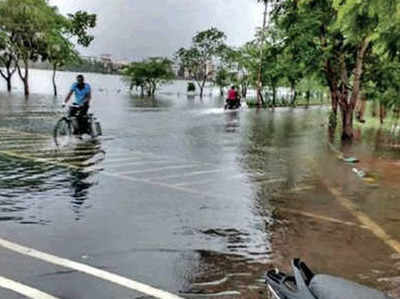 बेहाल मुंबई: दो दिन बाद भी वसई-विरार की सड़कों पर भरा है पानी
