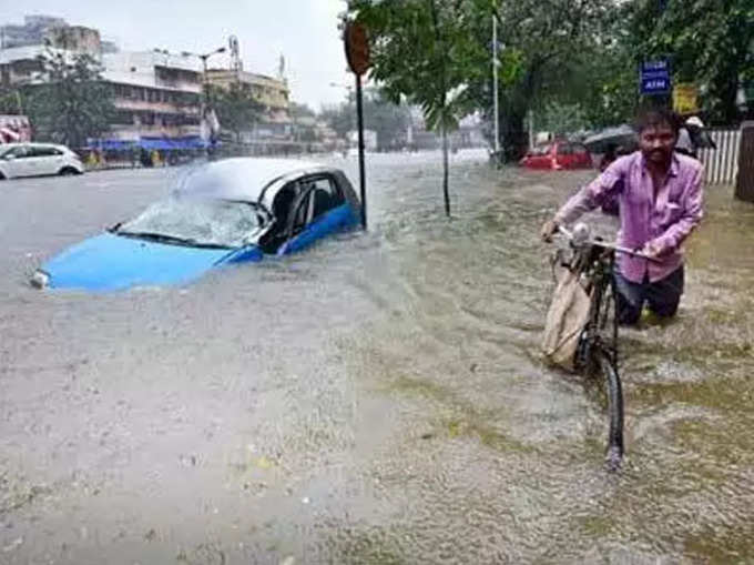 मुंबई में बारिश के बाद जलभराव