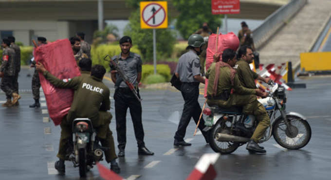 लाहौर के अलामा इकबाल एयरपोर्ट के चप्पे-चप्पे पर तैनात है पुलिस