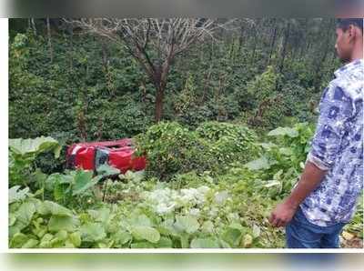 ಬೇಕಾಬಿಟ್ಟಿ ಡ್ರೈವಿಂಗ್‌: ತೋಟಕ್ಕೆ ನುಗ್ಗಿದ ಕಾರು