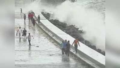 देखें: मुंबई में बारिश के साथ आया हाई टाइड, समंदर किनारे ऊंची लहरें उठीं