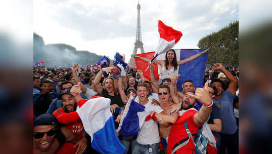 फ्रान्समध्ये विजयाचा जल्लोष 